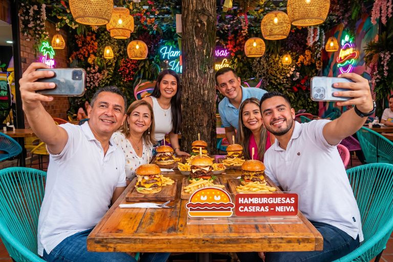Familia Gómez cenando juntos