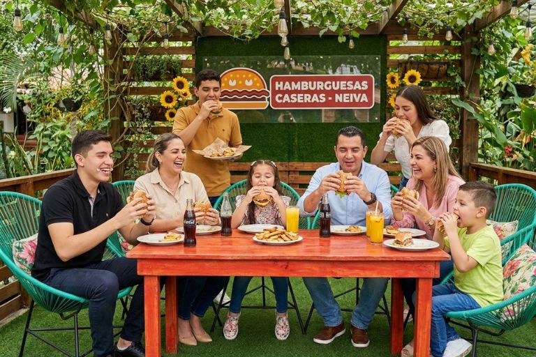 Familia Rodríguez disfrutando hamburguesas en casa